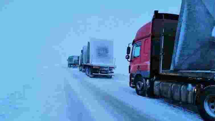  На всіх місцевих дорогах Львівщини заборонили рух вантажівок