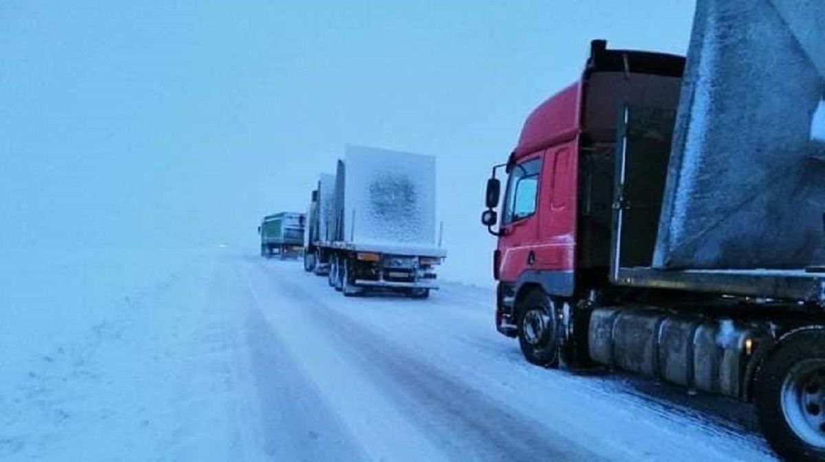  На всіх місцевих дорогах Львівщини заборонили рух вантажівок