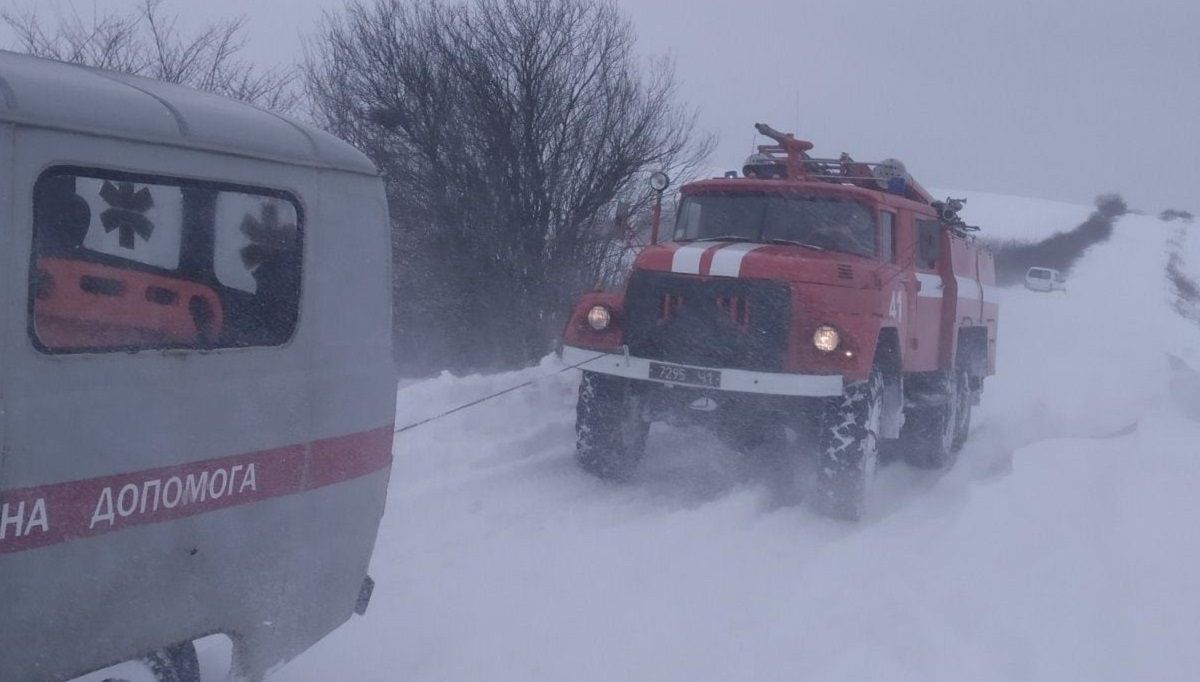 На Самбірщині лікар «швидкої» добирався на виклик пожежним автомобілем