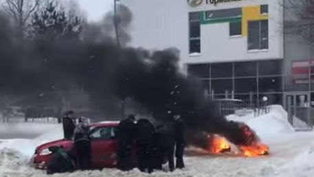 У Львові водій під наркотиками підпалив шини перед СТО