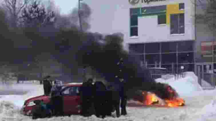 Водій під впливом наркотиків підпалив шини на СТО у Львові