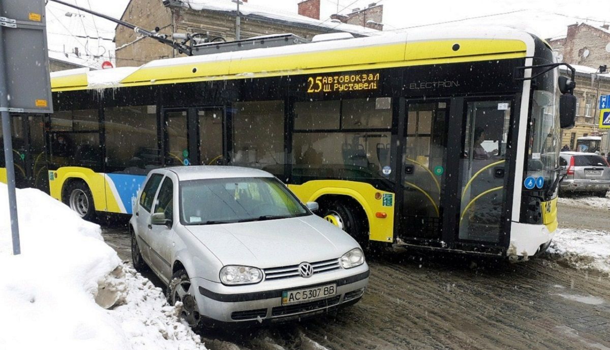 Припарковане авто заблокувало роботу трьох тролейбусних маршрутів у Львові