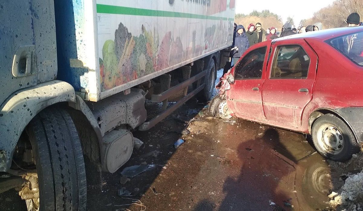 Троє людей постраждали в ДТП легковика та фури біля Кам’янки-Бузької