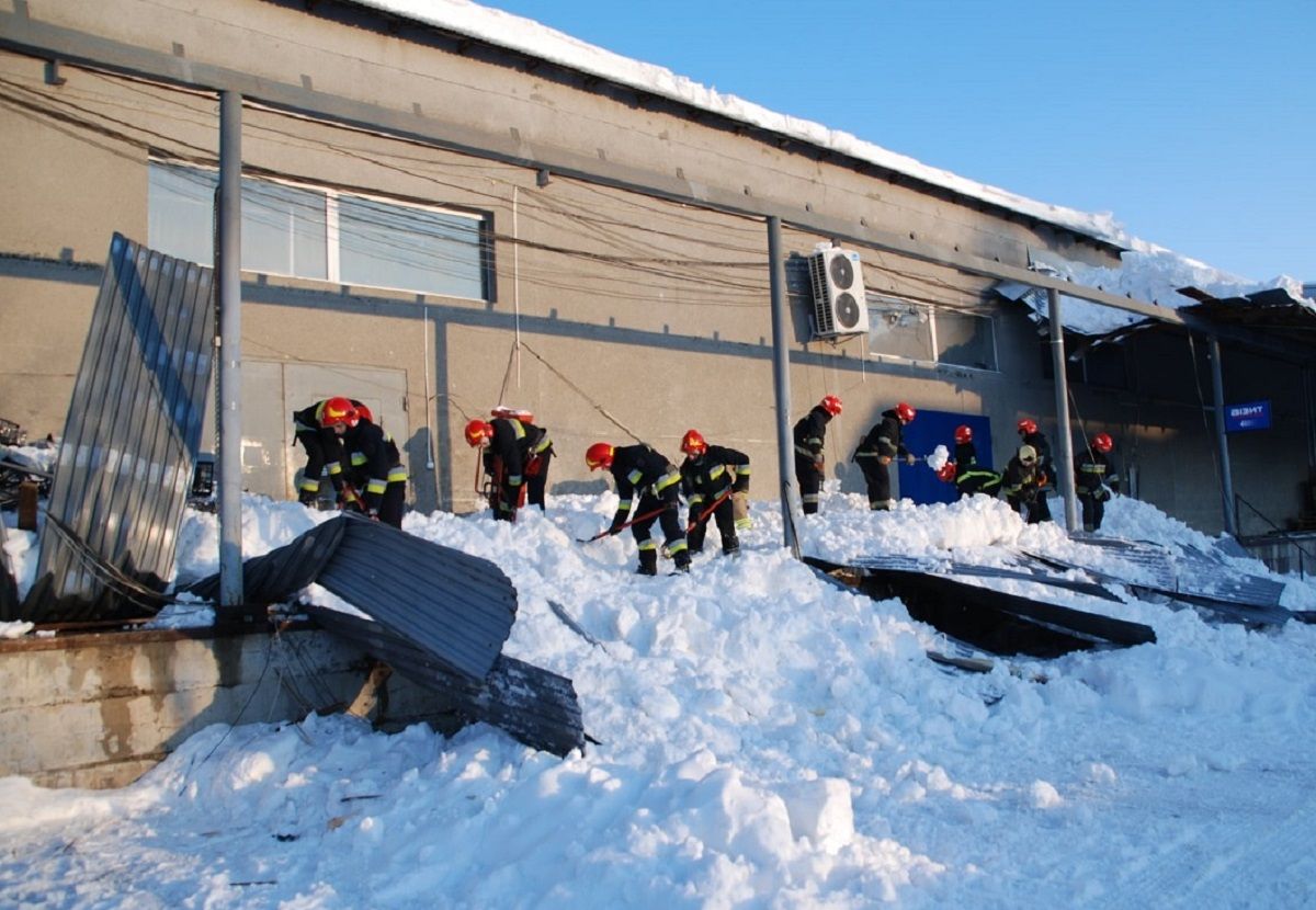 У Львові через обвал даху працівники не могли вибратися зі складу