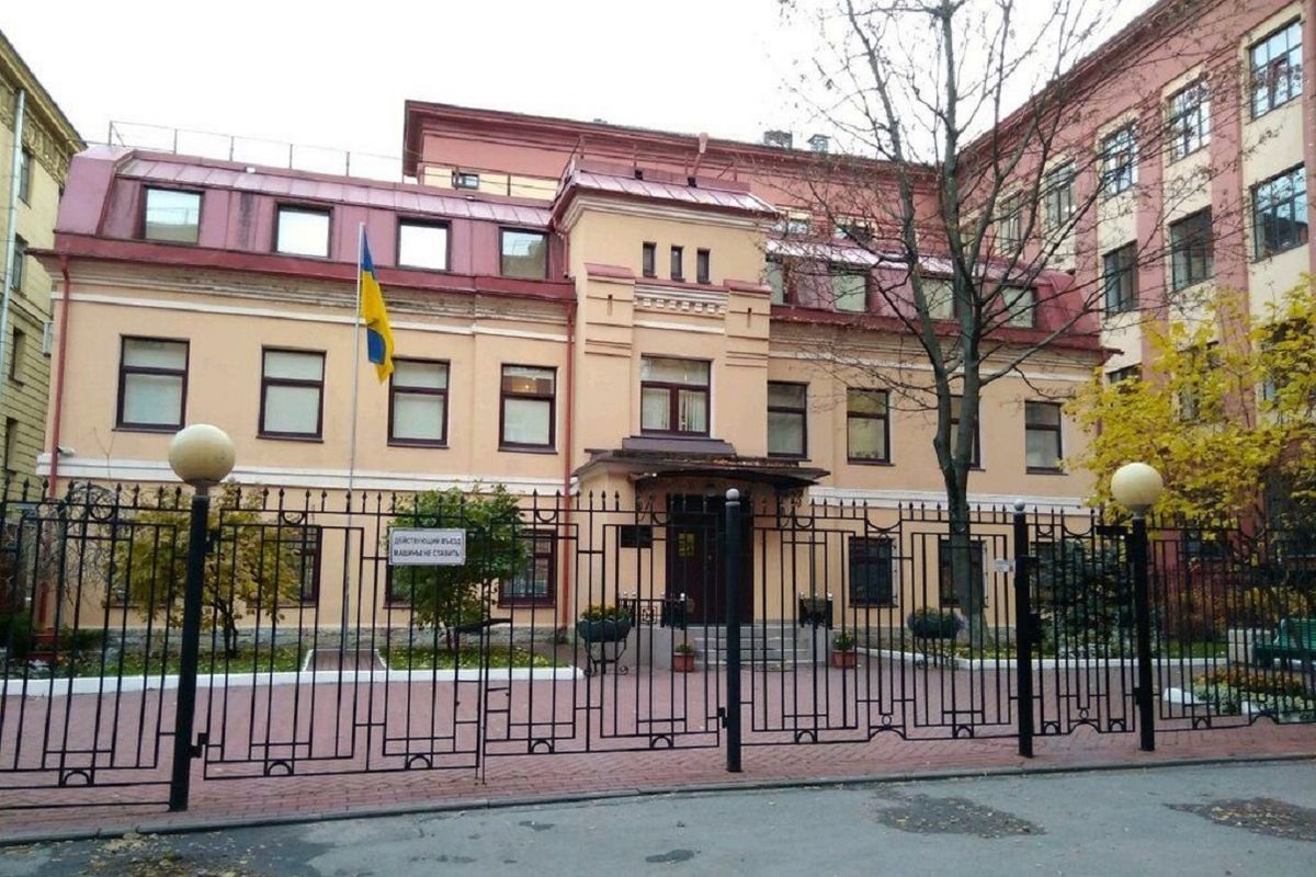 У Санкт-Петербурзі на охоронця Генконсульства України напали з ножем