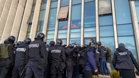 У Грузії поліція штурмом взяла офіс партії Саакашвілі і затримала її лідера