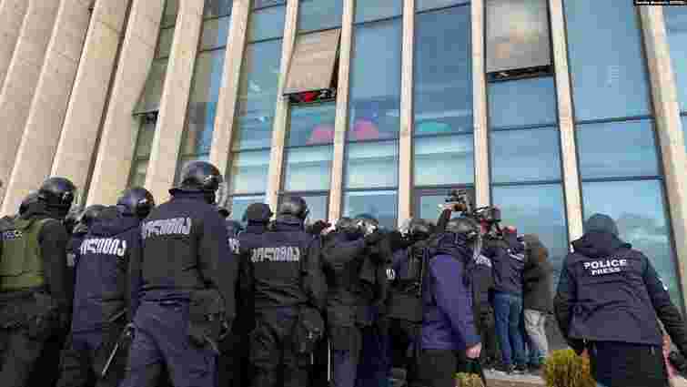У Грузії поліція штурмом взяла офіс партії Саакашвілі і затримала її лідера