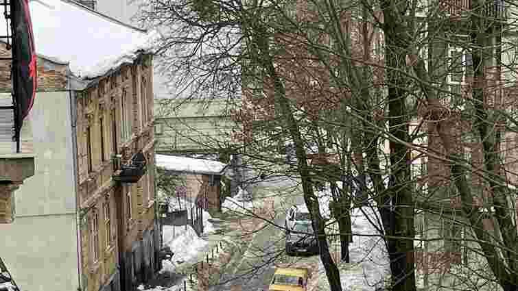 35-річну львів'янку госпіталізували з переломом після падіння снігу з даху