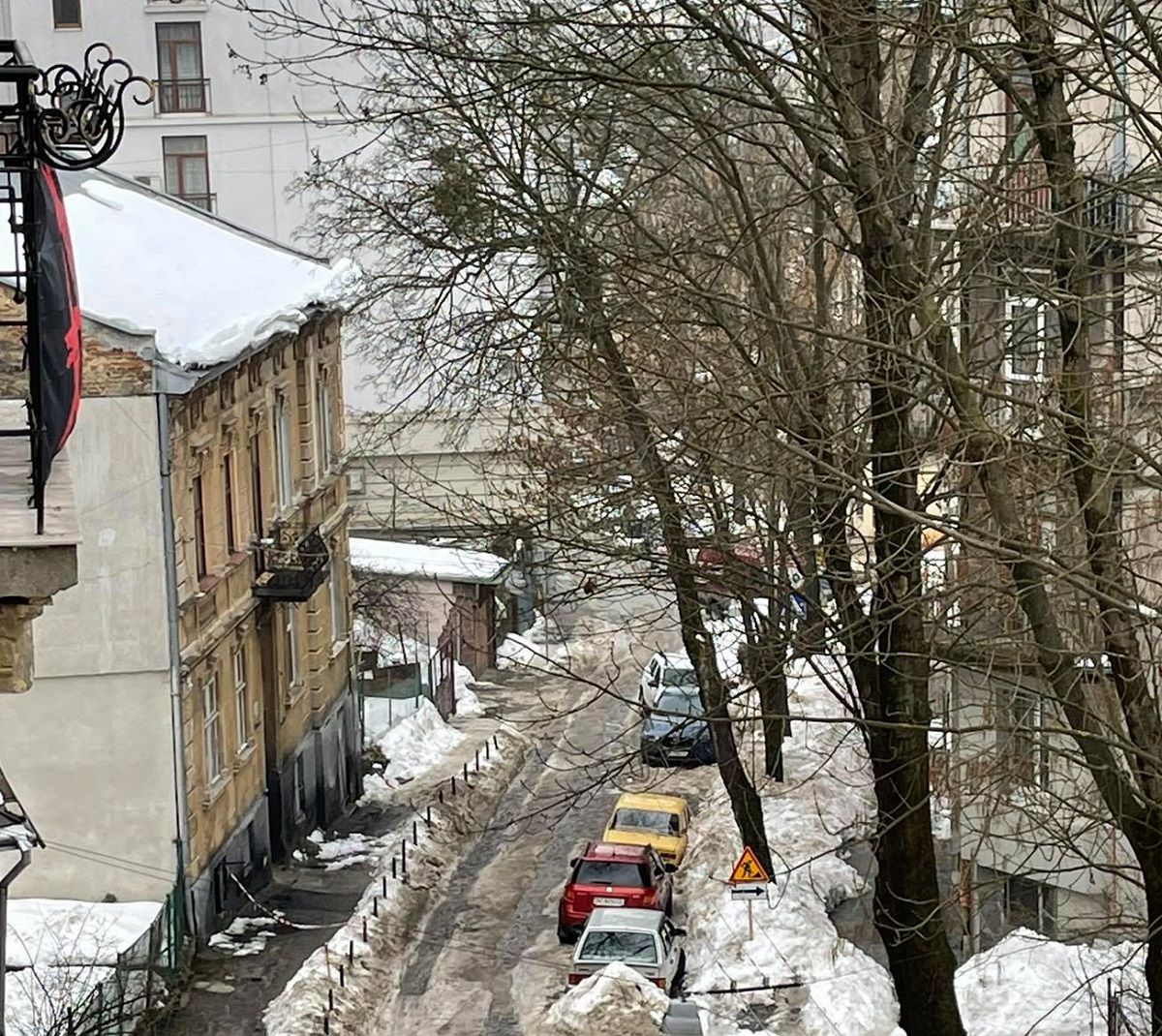 35-річну львів'янку госпіталізували з переломом після падіння снігу з даху
