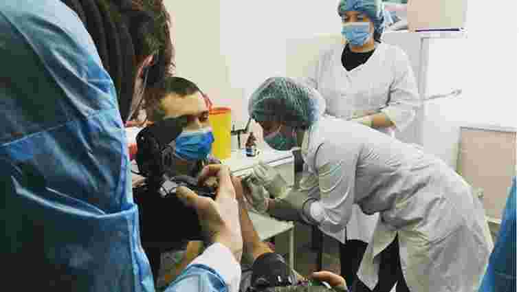 В Україні офіційно почалась вакцинація від Covid-19