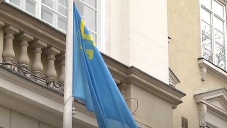 Перед львівською Ратушею підняли прапор кримських татар