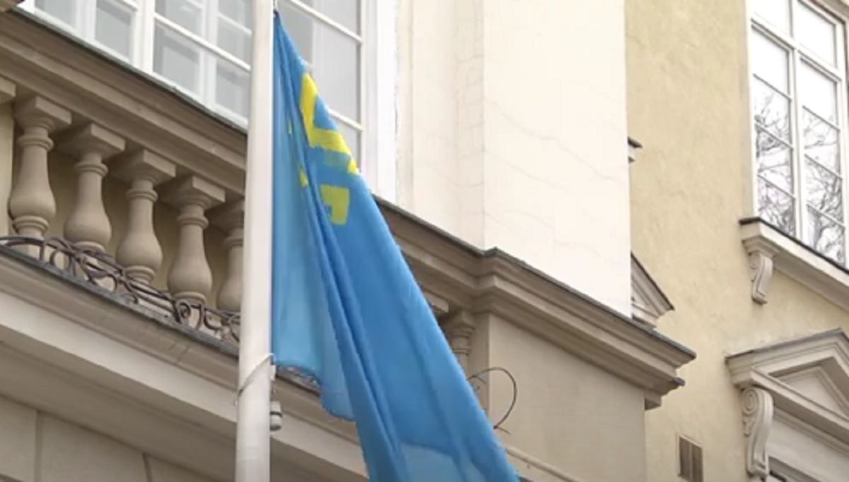 Перед львівською Ратушею підняли прапор кримських татар