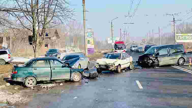 У ДТП з шести автомобілів біля Івано-Франківська загинули двоє людей