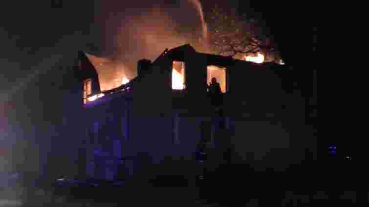 У Лисиничах згорів двоповерховий будинок, є постраждала