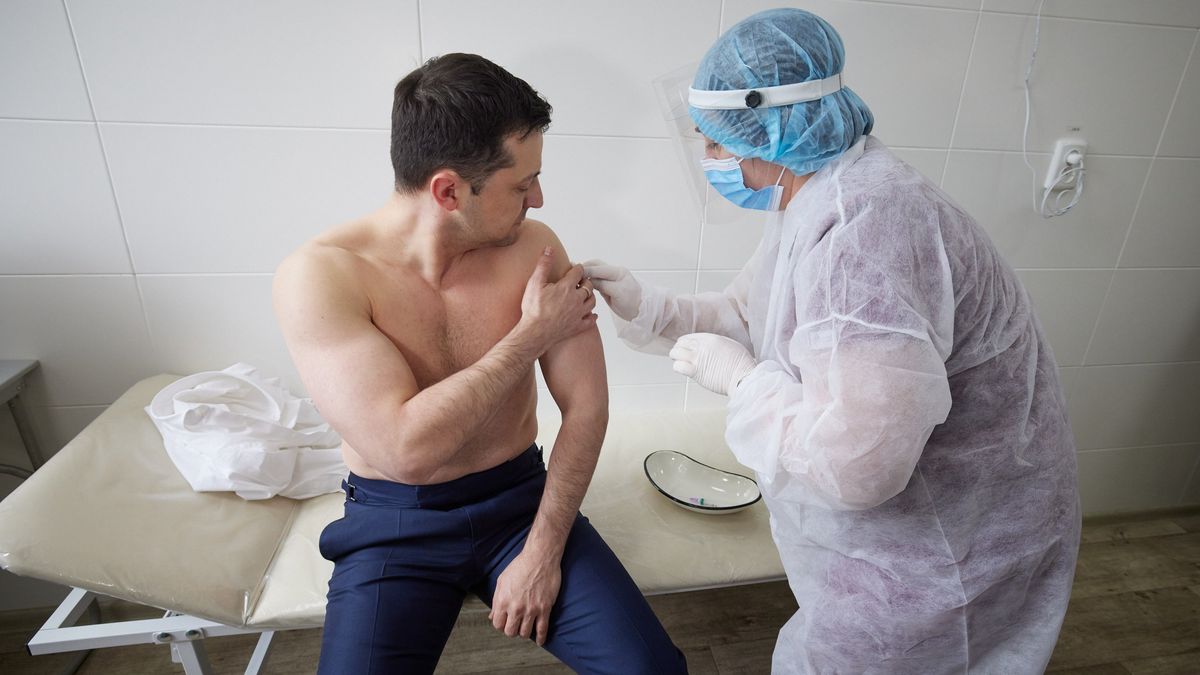 Зеленський вакцинувався від коронавірусу разом з військовими