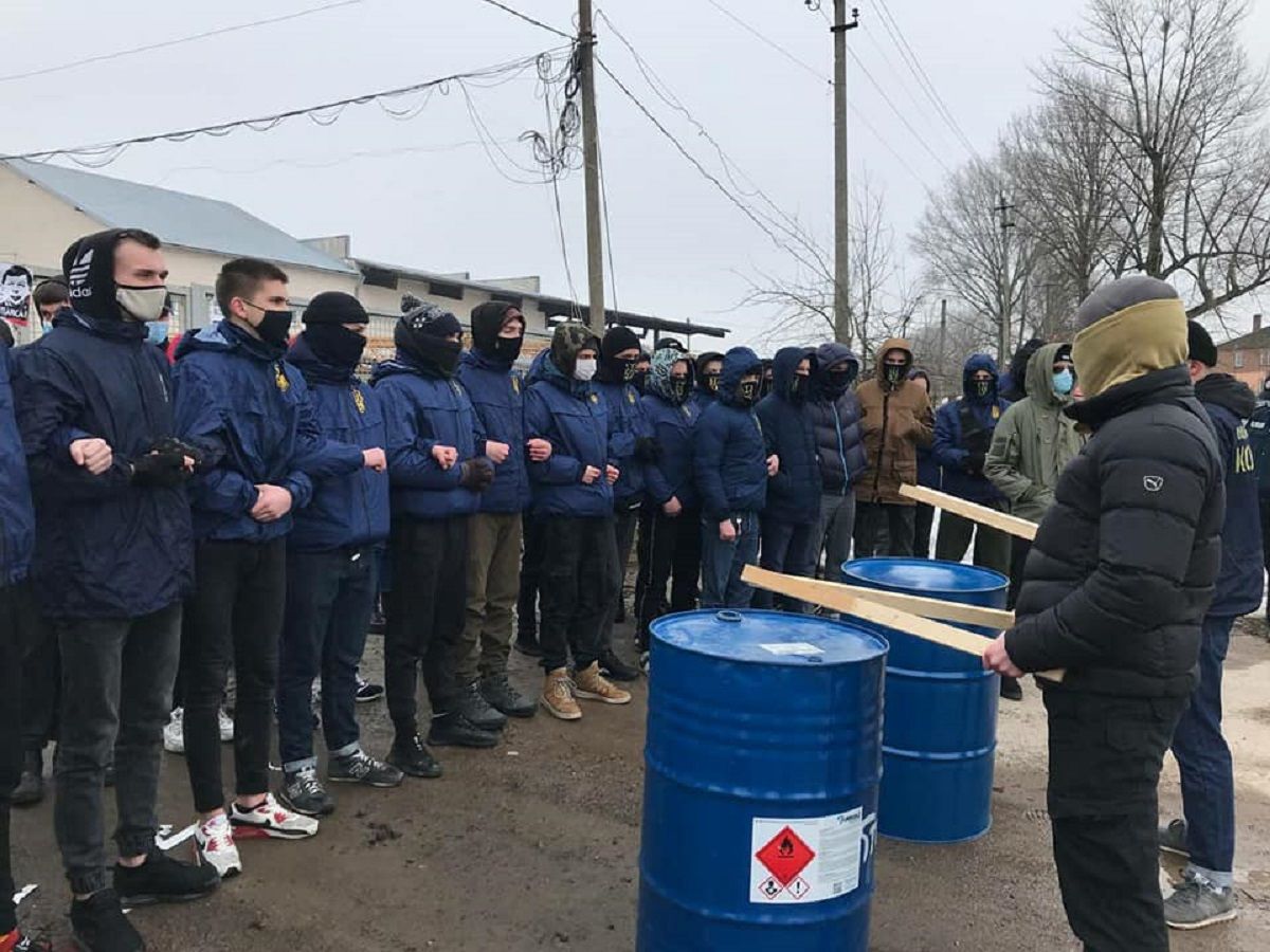 Активісти  «Нацкорпусу» пікетували готель Тараса Козака «Наварія Нова»