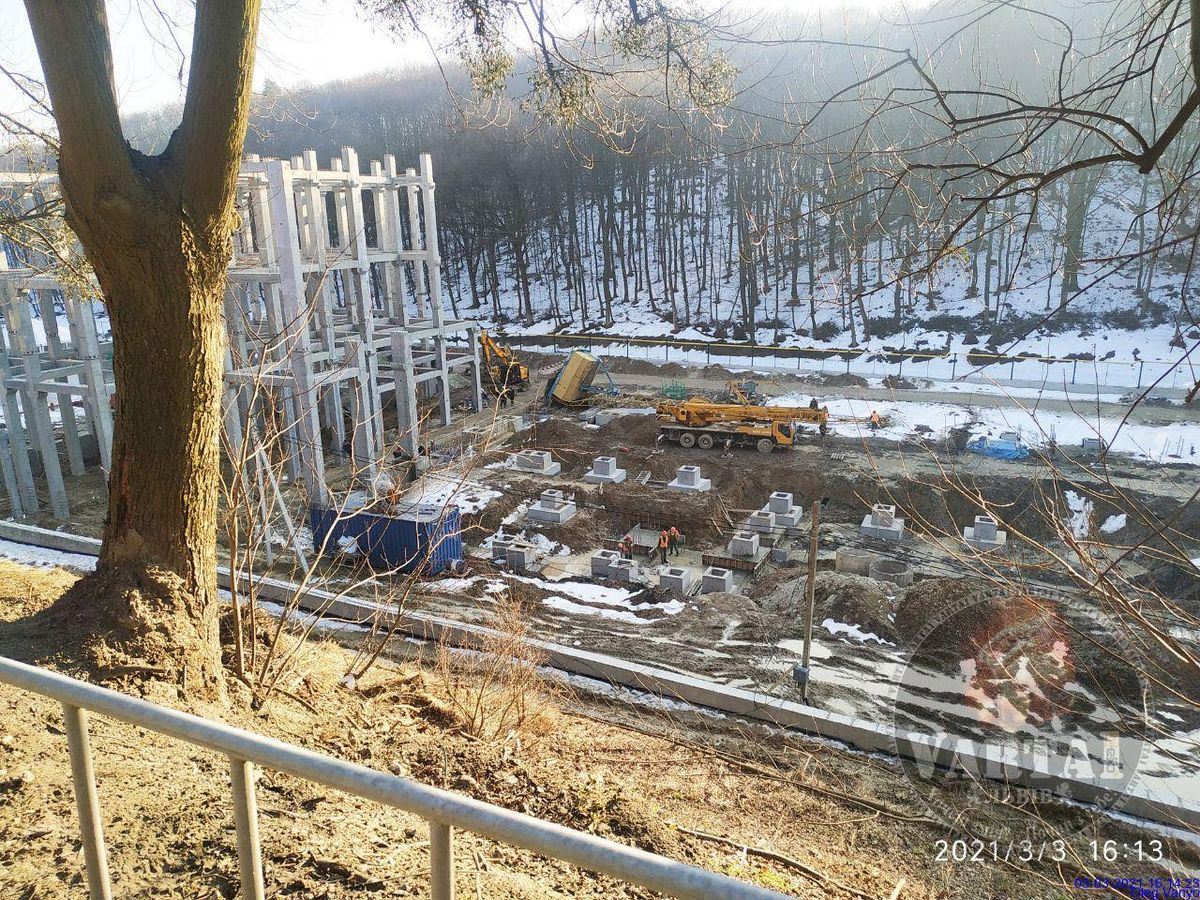 На будівельному майданчику у Львові впав гусеничний кран