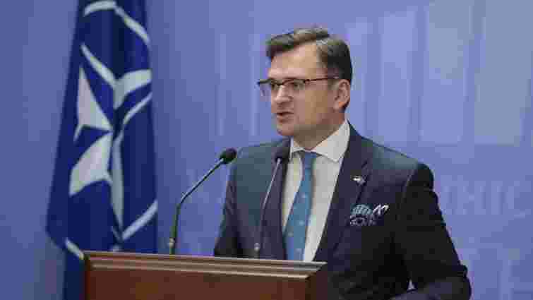 Кулеба пояснив послаблення санкцій ЄС проти оточення Януковича