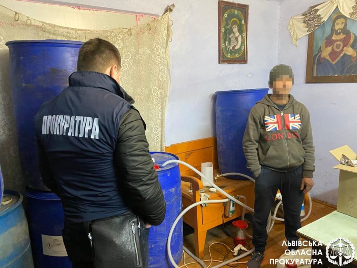 На Львівщині викрили цех із виготовлення фальсифікованого алкоголю