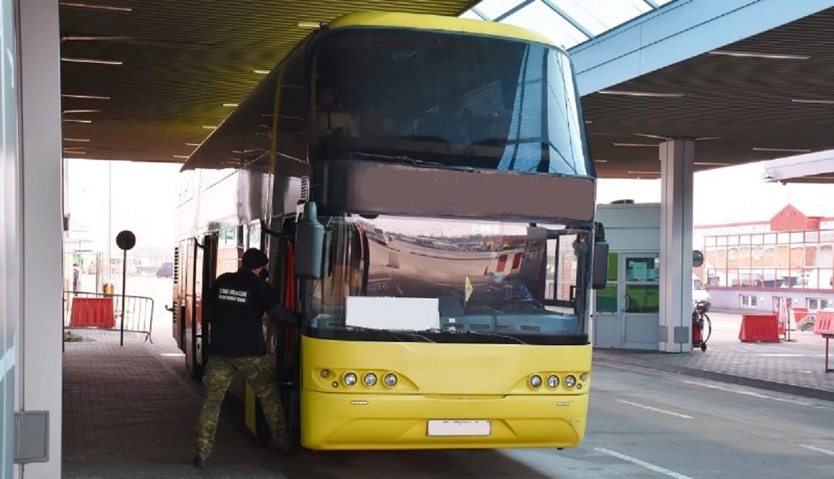 Український автобус не пустили в Польщу через ковід у пасажира