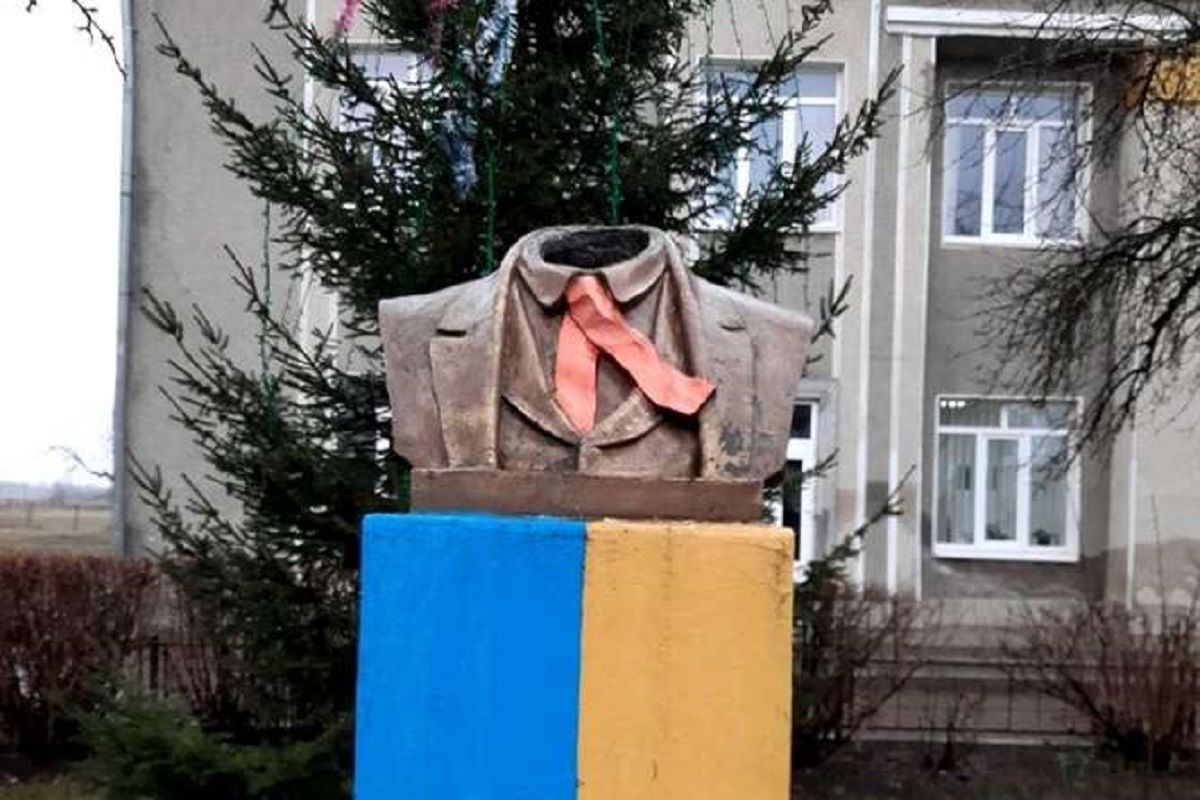 Поліція затримала вандалів, які знищили пам’ятник Шевченкові на Франківщині