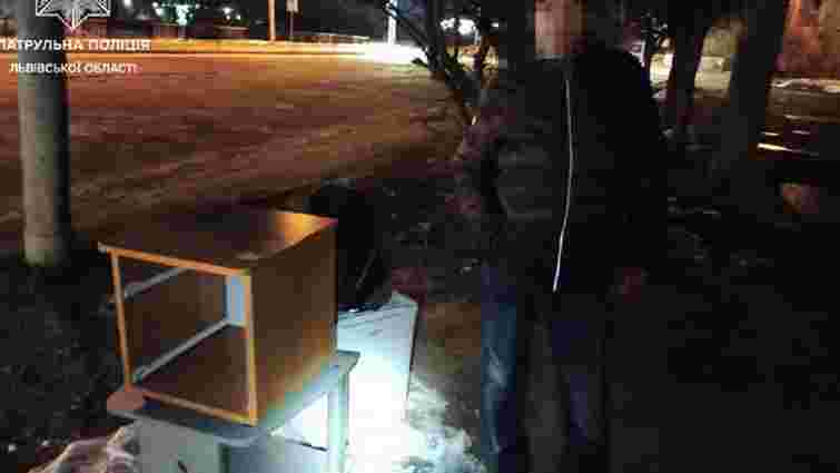 У Львові затримали чоловіка, що ніс вкрадені з готелю холодильник, стіл і тумбочку