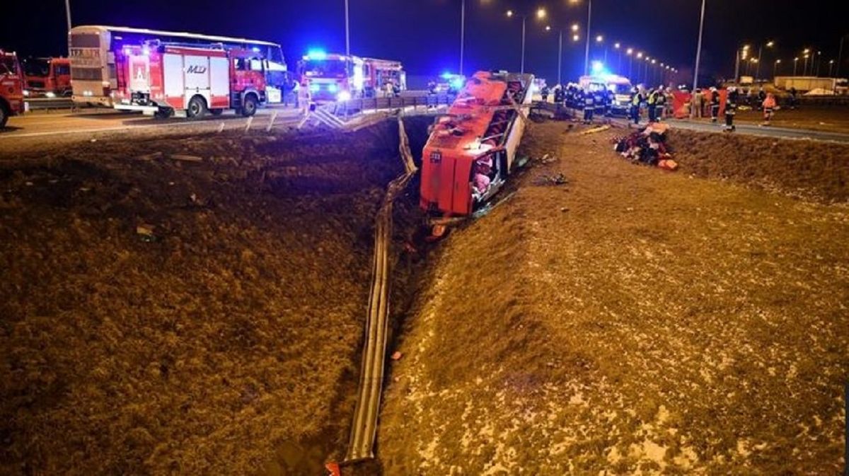 Водій українського автобуса, що розбився у Польщі, провів за кермом 18 год