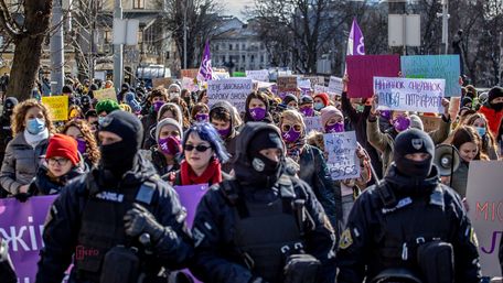Кілька сотень людей взяли участь у феміністичному марші в центрі Львова