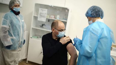 Степанов заявив, що вакцинація від Covid-19 в Україні пішла не за планом