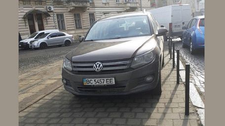 Львівському судді не вдалось скасувати штраф за паркування на тротуарі 