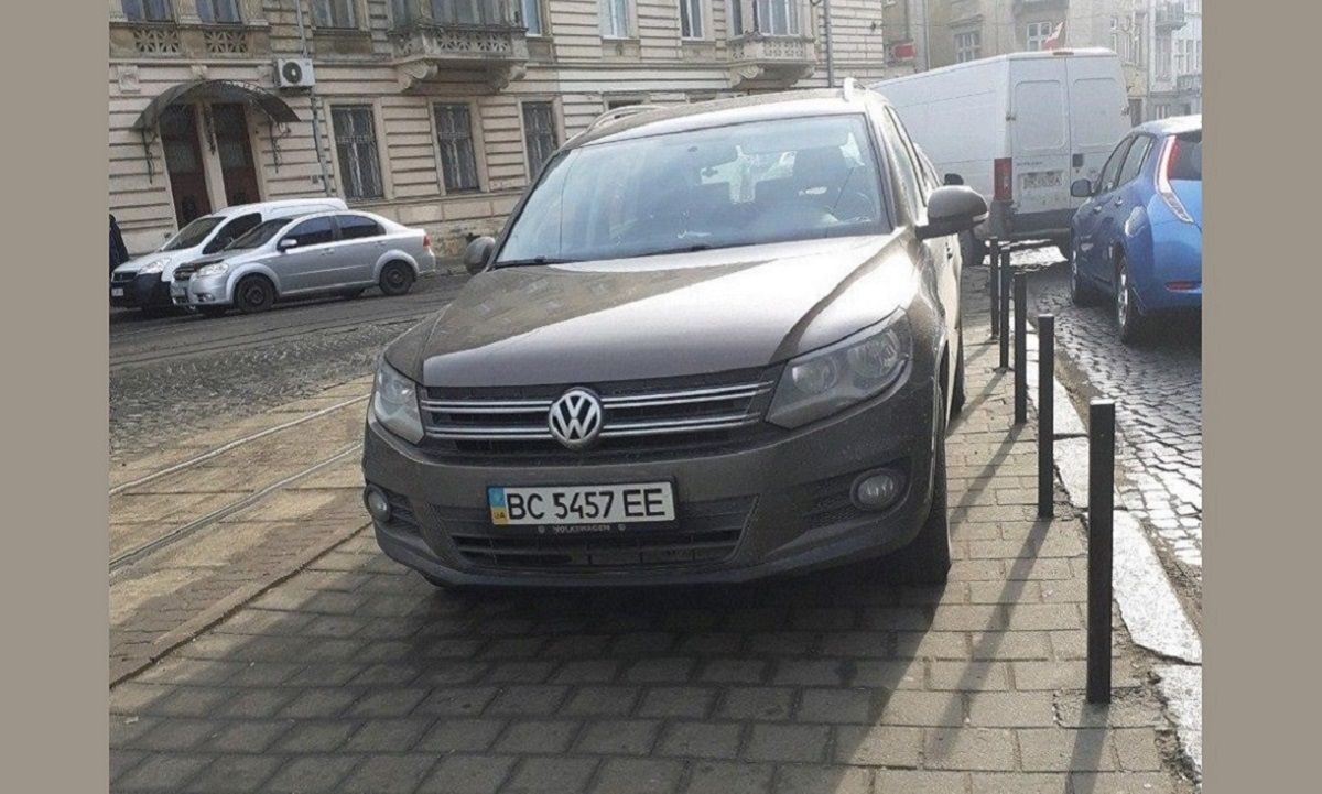 Львівському судді не вдалось скасувати штраф за паркування на тротуарі 