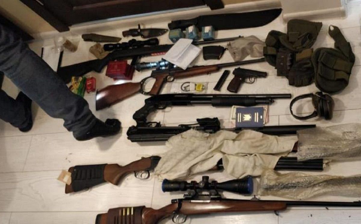 ДБР розповіло деталі схеми продажу поліцейськими дозволів на зброю 
