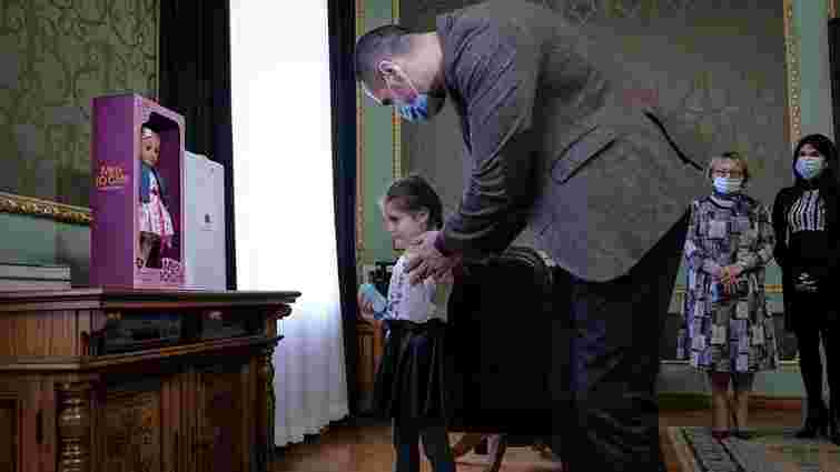 Зеленський подарував ляльку 5-річній дівчинці, яку зацькували у дитсадку