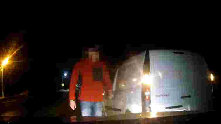 За розбите лопатою авто поліції п’яного львів'янина оштрафували на 17 тис. грн