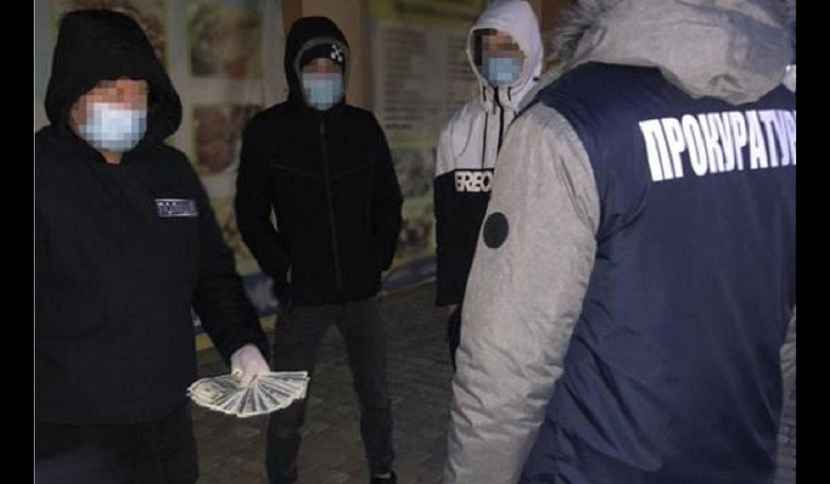 Чиновник Пустомитівської райради вимагав 15 тис. доларів за облаштування автомийки