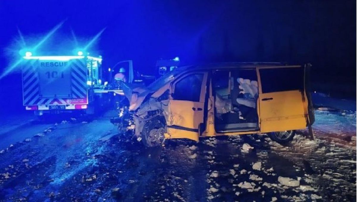 На Житомирщині внаслідок зіткнення легковика з бусом загинули двоє людей