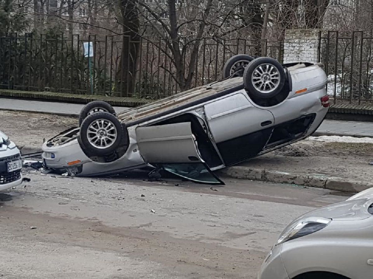 Унаслідок ДТП на вул. Чупринки у Львові автомобіль перекинувся на дах