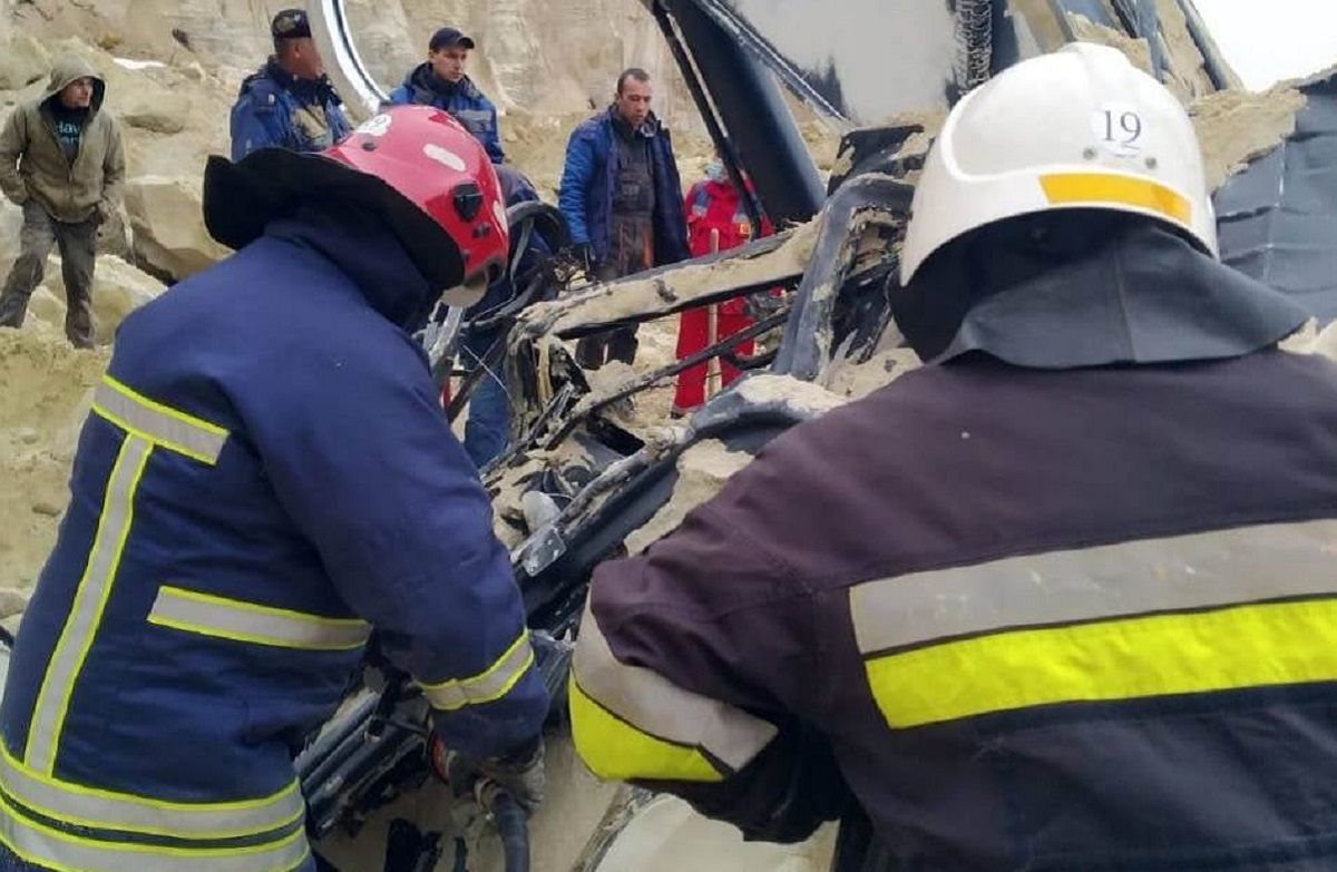 Внаслідок обвалу у піщаному кар’єрі загинув водій екскаватора Onur