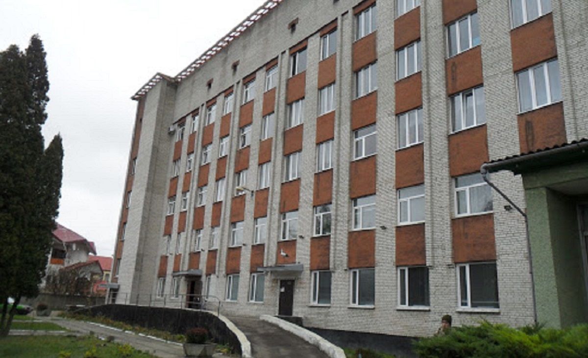 Хвора на коронавірус медсестра викинулася з вікна лікарні у Кам’янці-Бузькій 