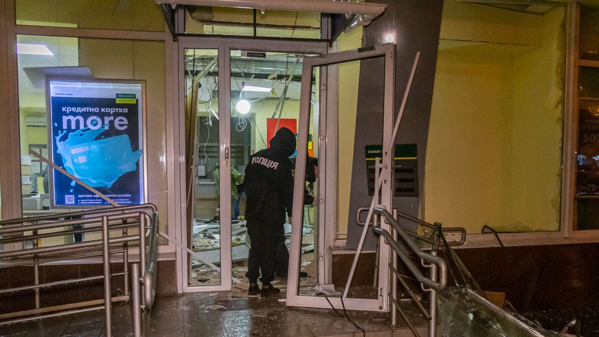 Двоє невідомих підірвали відділення «Ощадбанку» у центрі Дніпра