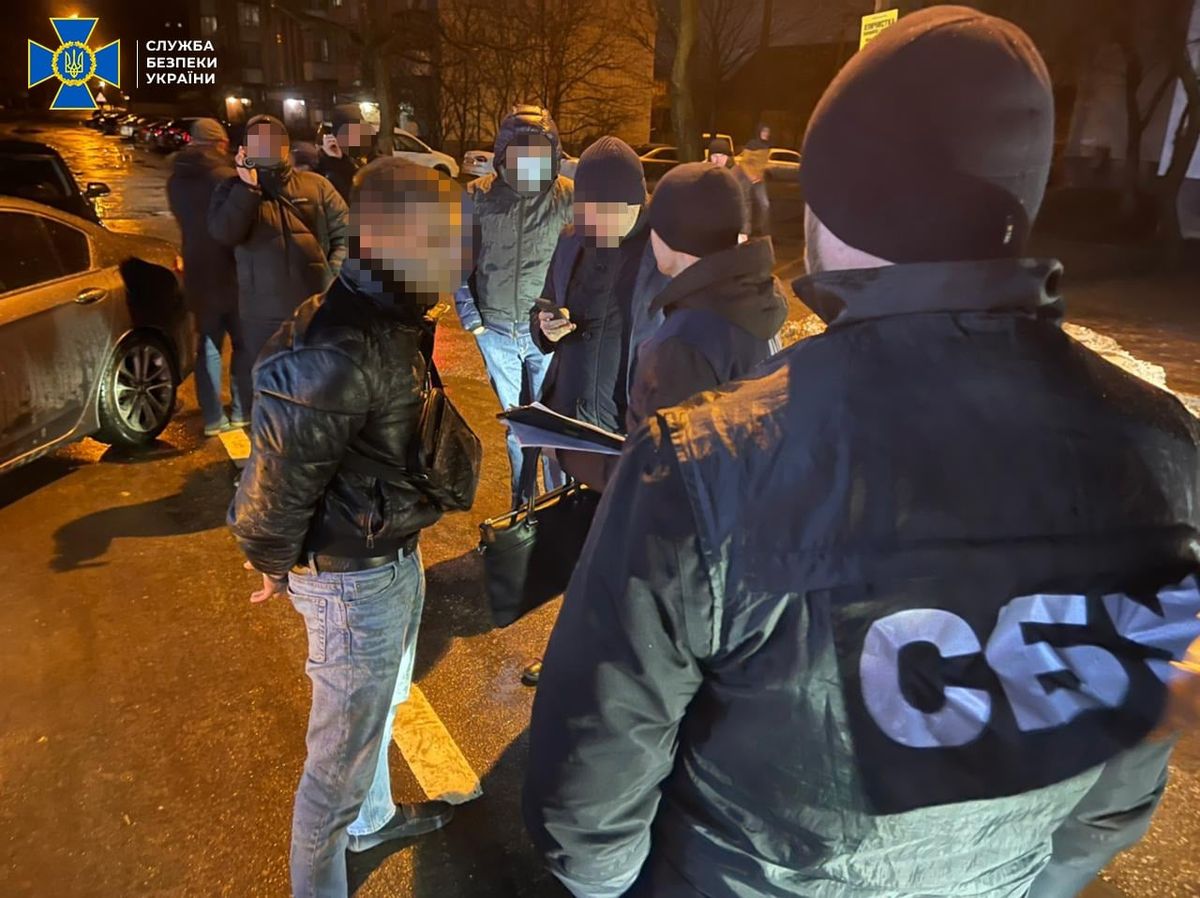 ДБР затримало львівського поліцейського під час отримання 1000 доларів хабара 