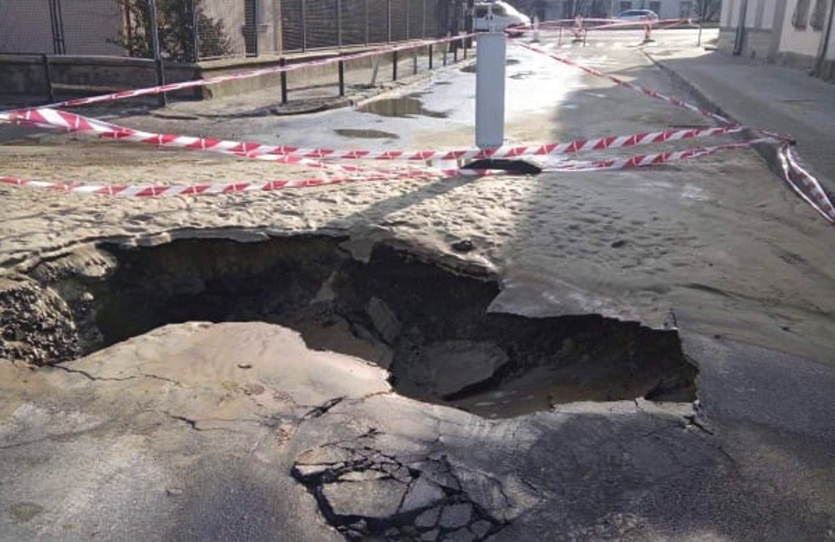 Внаслідок прориву труби на вул. Шумського у Львові утворилося провалля