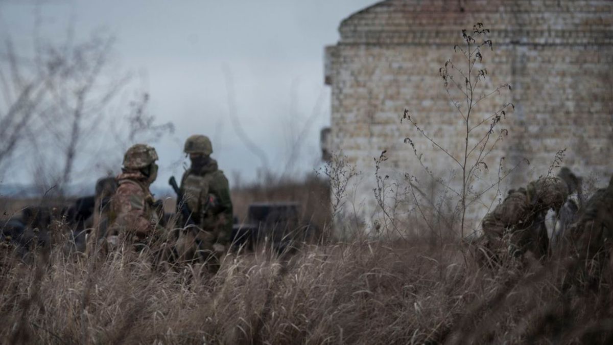 Внаслідок обстрілів на Донбасі загинув український військовий