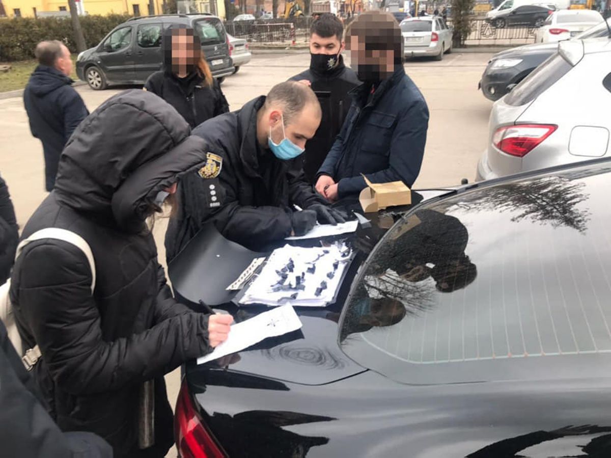Львівські поліцейські вилучили у 26-річного чоловіка пакетики із флаккою