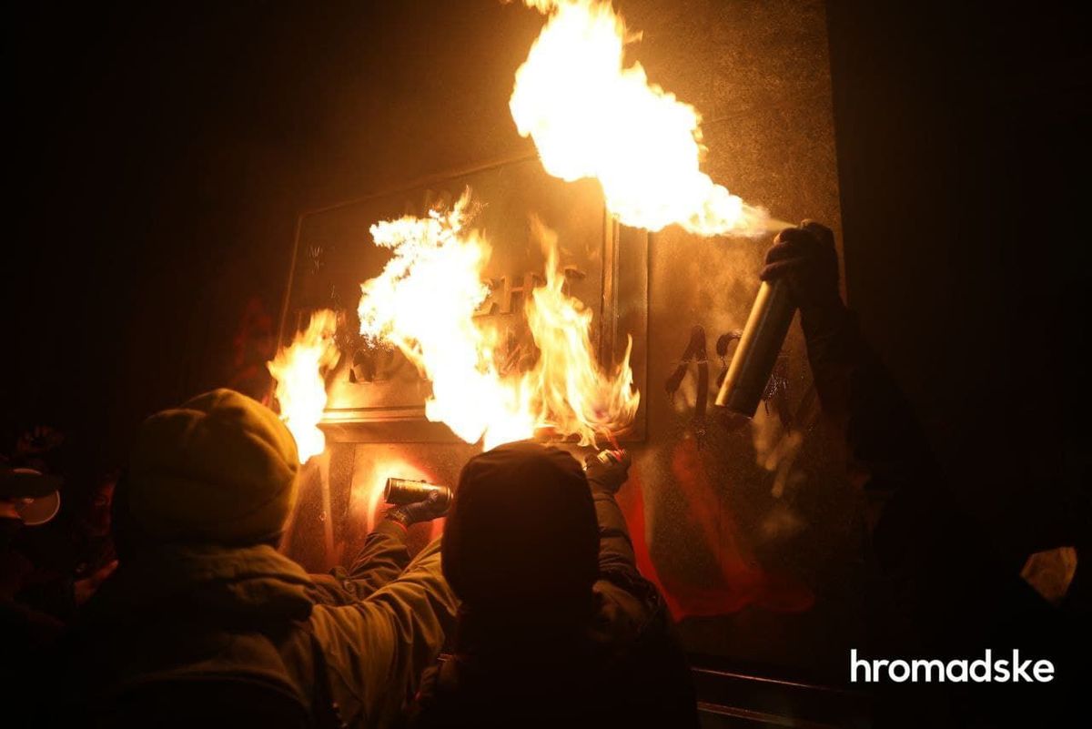 Протестувальники підпалили вхід до Офісу президента і побили вікна