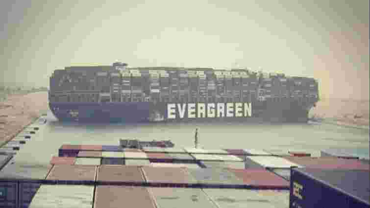 400-метровий контейнеровоз заблокував судноплавство у Суецькому каналі