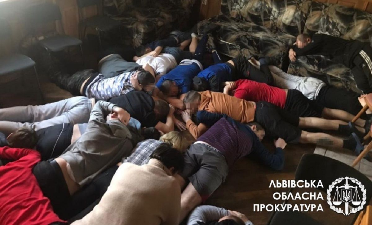 У фіктивних реабілітаційних центрах на Львівщині та Франківщині незаконно утримували 50 людей