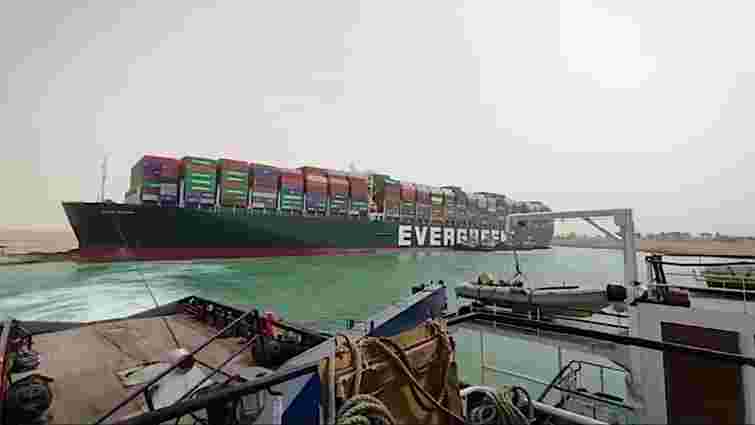 У Суецькому каналі застрягли вантажі на майже 10 млрд доларів