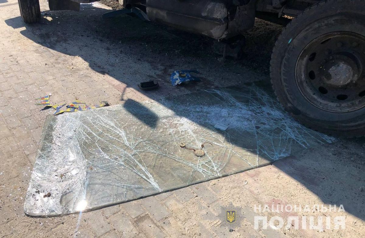 Вісім людей постраждали у зіткненні маршрутки з вантажівкою в Луцьку