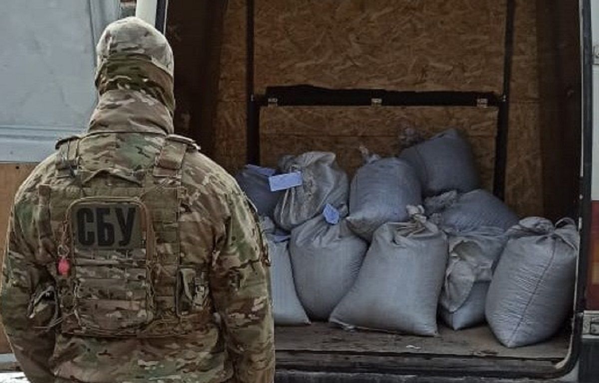 СБУ затримала міжнародну банду контрабандистів, які вивозили бурштин через львівський аеропорт 